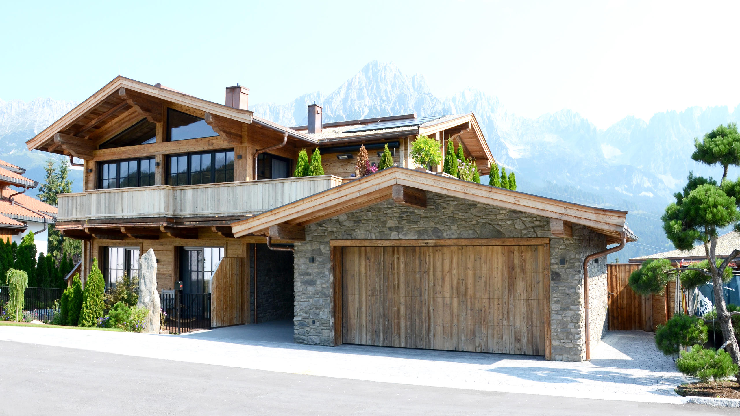 casa di montagna con ampie finestre panoramiche